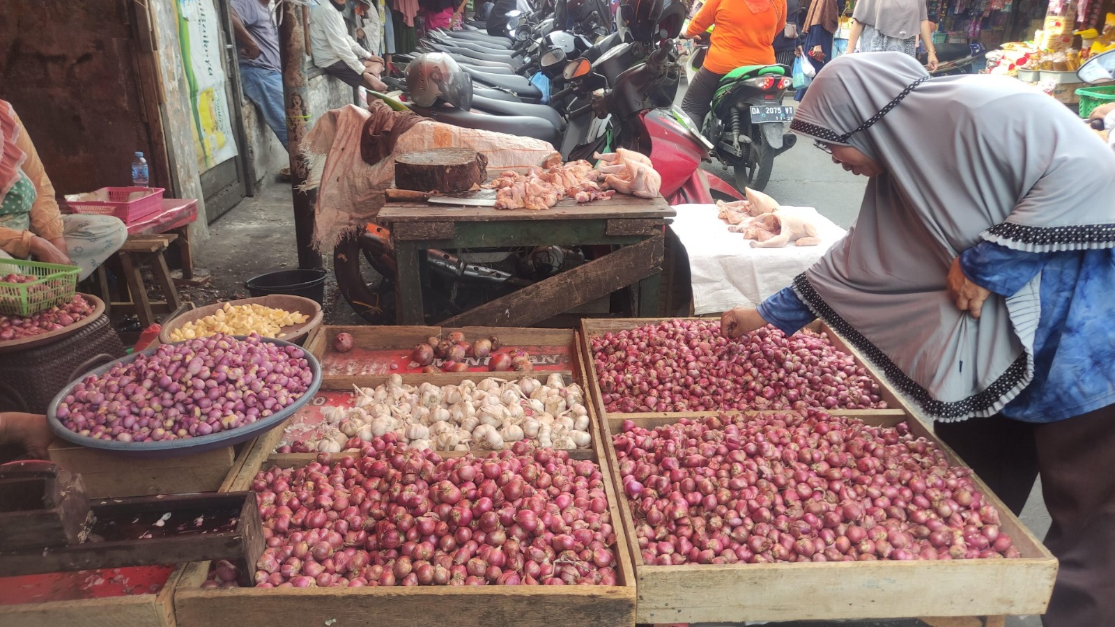 HARGA NAIK: Lapak pedagang bawang merah dan bawang putih di pasar tradisional di Banjarmasin.