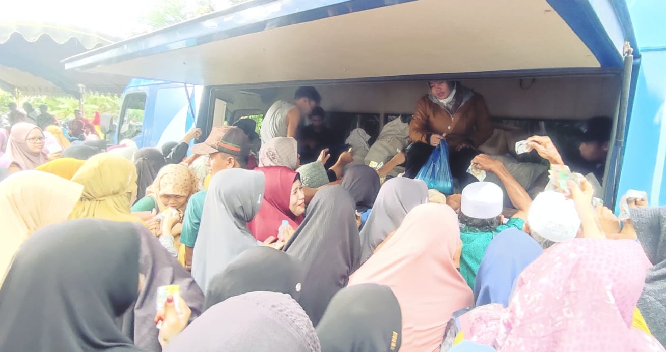 BELANJA HEMAT: Warga Desa Sungai Banar, Kecamatan Amuntai Selatan menyerbu pasar murah pengendalian inflasi yang digelar Diskoperindag HSU, Kamis (7/12).(Foto: M Akbar/Radar Banjarmasin)