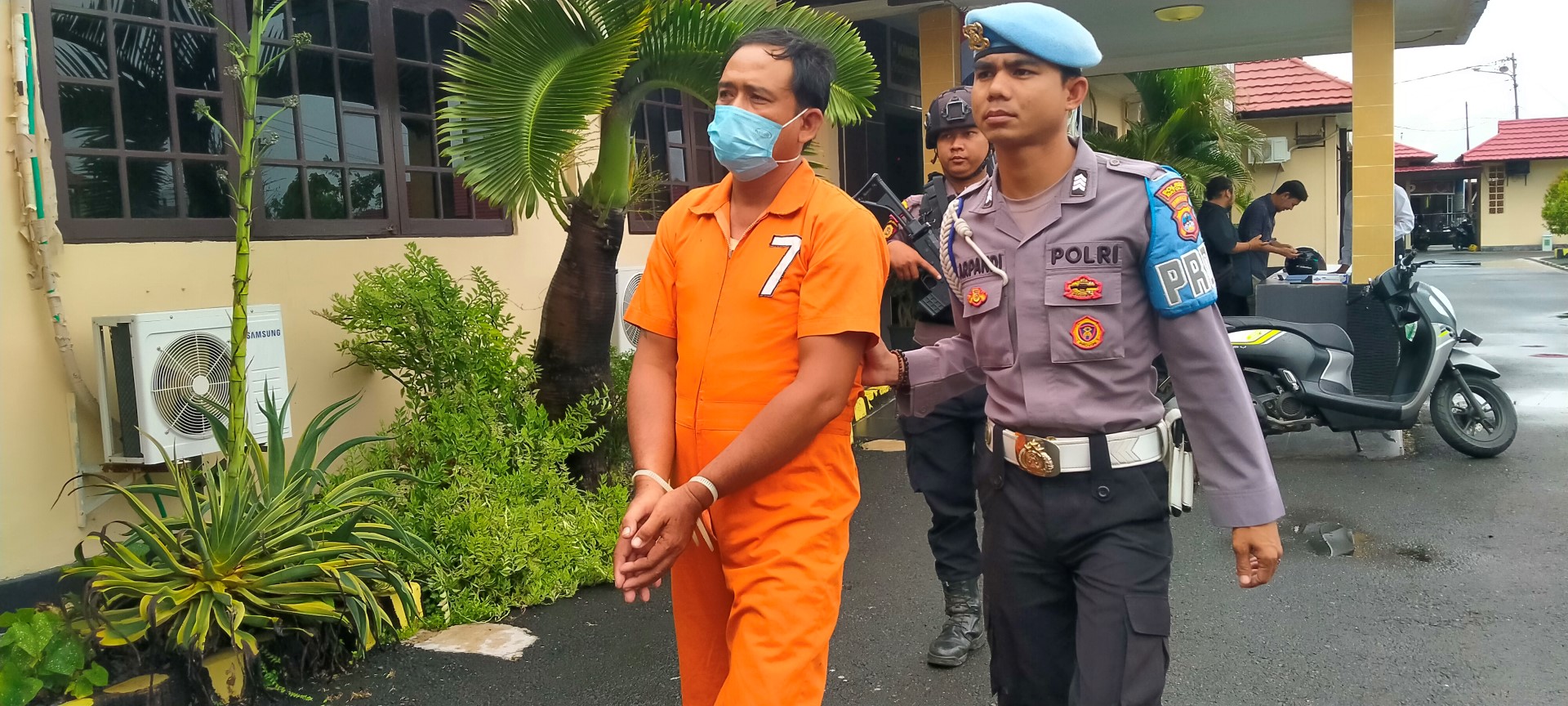 PELAKU: MS (47) ketika digiring aparat di Mapolres Barito Kuala, Kamis (7/12). Dia adalah ayah dari AN (10).