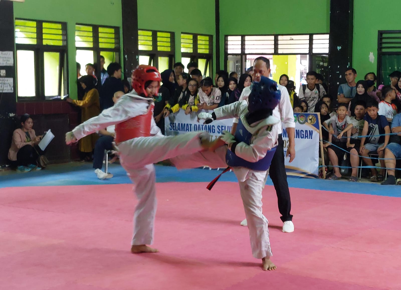 ADU TENDANG: Penampilan peserta Tanah Laut Taekwondo Festival 2023 di Gedung SKB Pelaihari, Minggu (10/12). (Foto : Norsalim Yahya/Radar Banjarmasin)