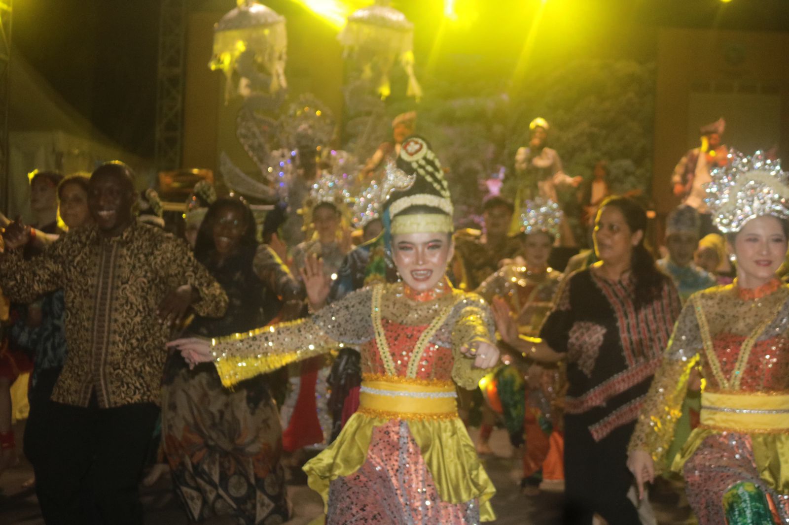 MERIAH: Saat berlangsungnya pertunjukan seni dan budaya Kotabarubdi TMMI Jakarta. .