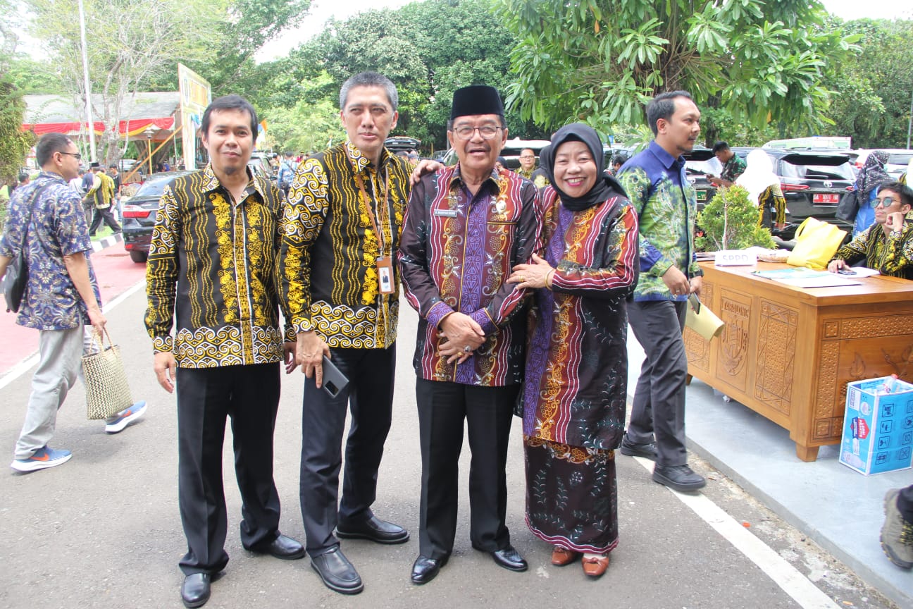 DISAMBUT: Wakil Bupati HST, H Mansyah Sabri disambut hangat saat menghadiri puncak hari jadi Kabupaten Tabalong, Jumat (8/12)