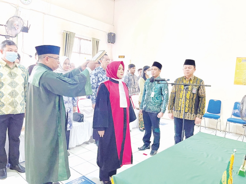 DILANTIK: Emna Aulia, S.H., M.H dilantik dan diambil sumpah sebagai Wakil Ketua PN Paringin.
