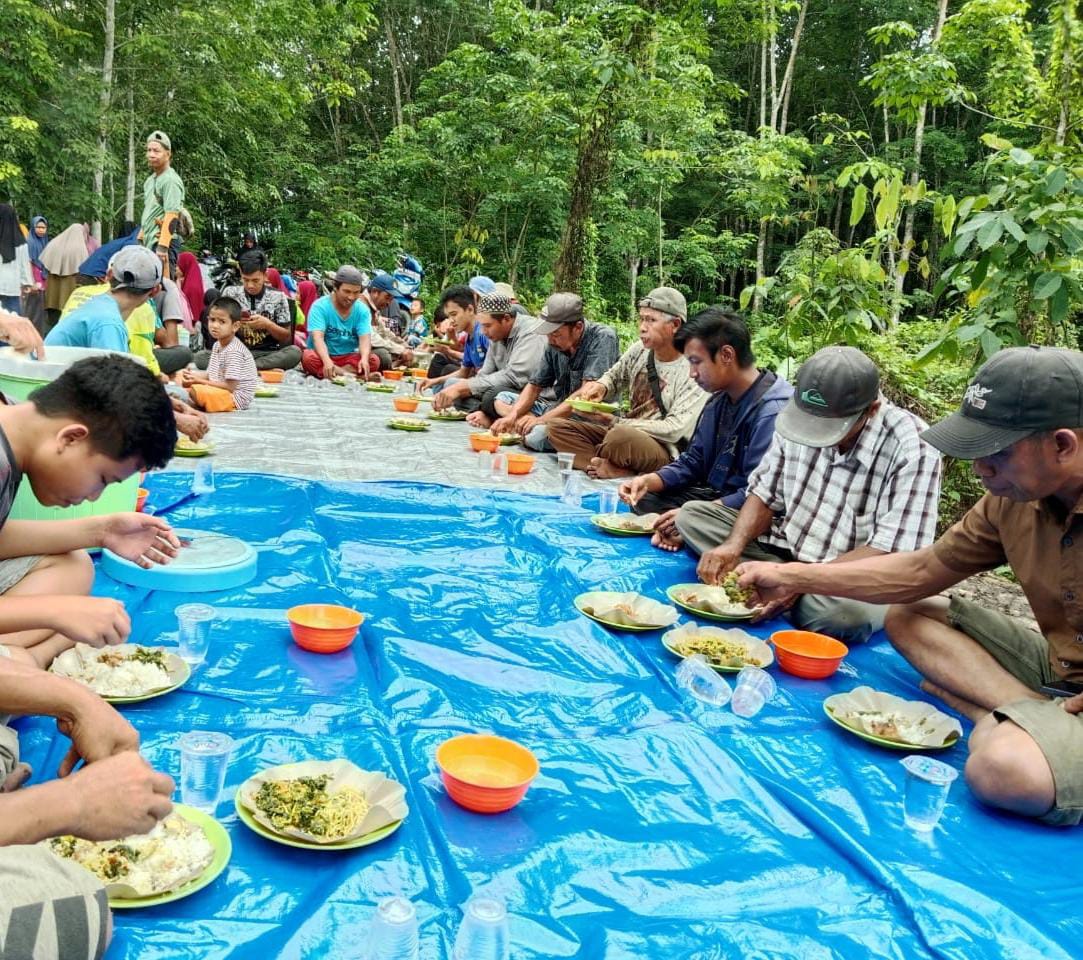 TRADISI: Warga Haur Batu berkumpul dan berdoa bersama di area persawahan jelang musim tanam.(Foto: Karang Taruna Haur Batu/Radar Banjarmasin)