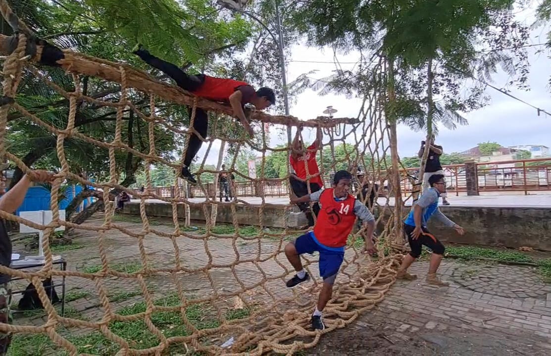 HALANG RINTANG: Aksi peserta HTF Sungai di gelaran milik Korem 101/Antasari, Senin (11/12).