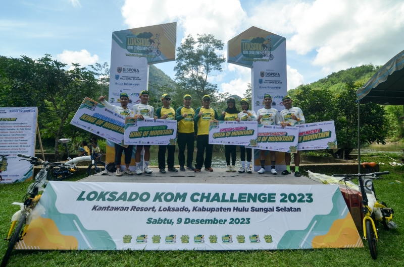 KING DAN QUEEN: Para Raja (King) dan Ratu (Queen) Loksado KOM Challenge 2023 berfoto bersama Pj Bupati Hulu Sungai Selatan yang juga Kadis Kepemudaan dan Olahraga Kalimantan Selatan Hermansyah
