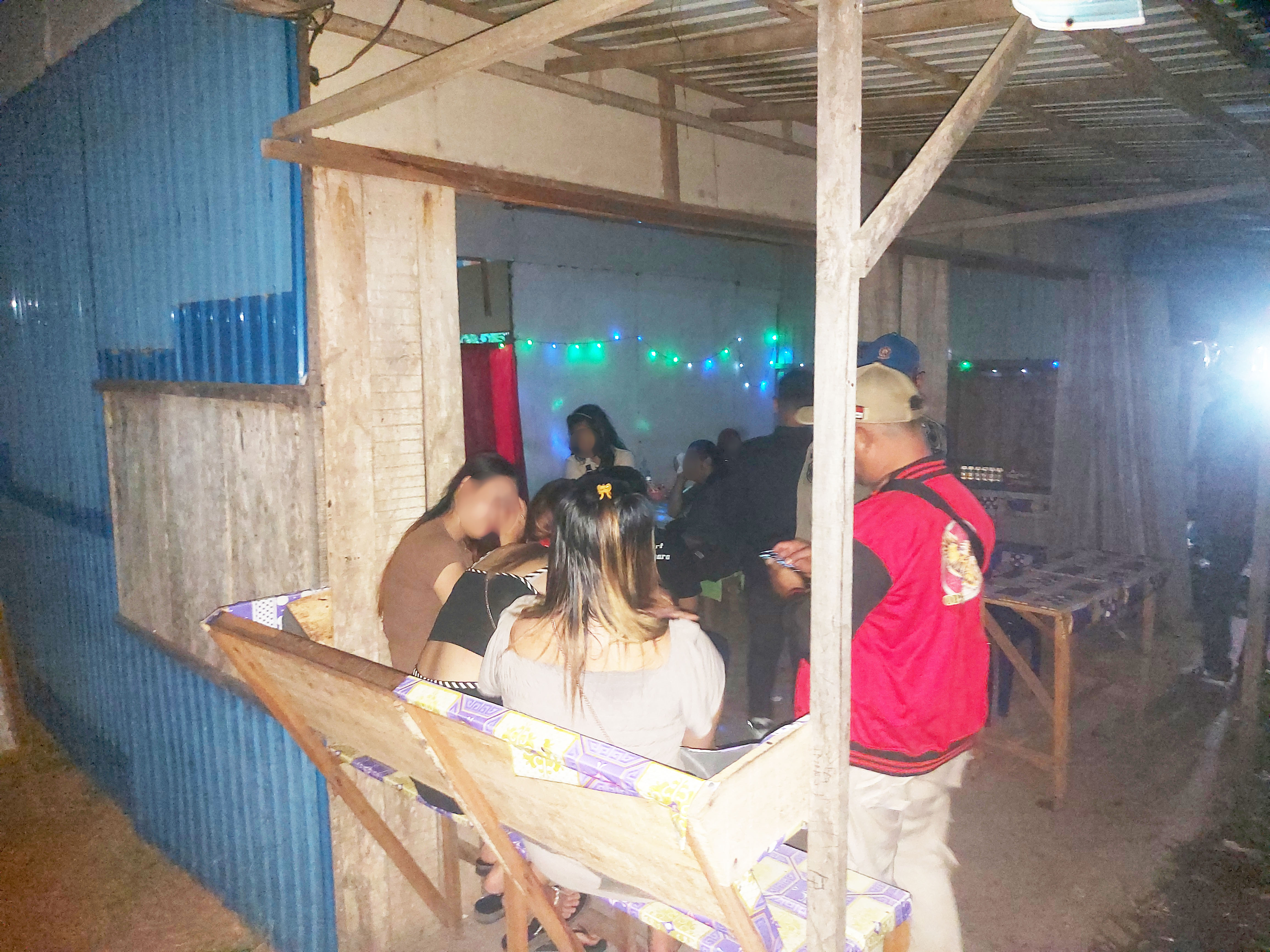 PATROLI : Petugas Satpol-PP Banjarbaru memeriksa identitas pelayan warung remang di Jalan Trikora, baru-baru tadi. Selasa (12/12), Pemko Banjarbaru bakal melayangkan SP3 untuk mereka.