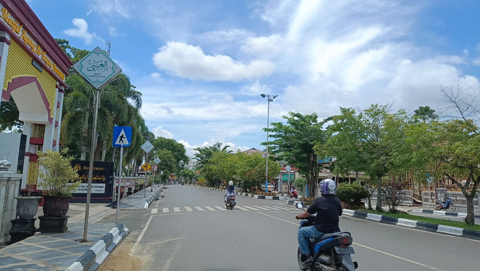 SUDAH DIPERBAIKI: Trotoar di Jalan Norman Umar Kota Amuntai di Kabupaten HSU, kini lebih rapi. (Foto: M Akbar/Radar Banjarmasin)