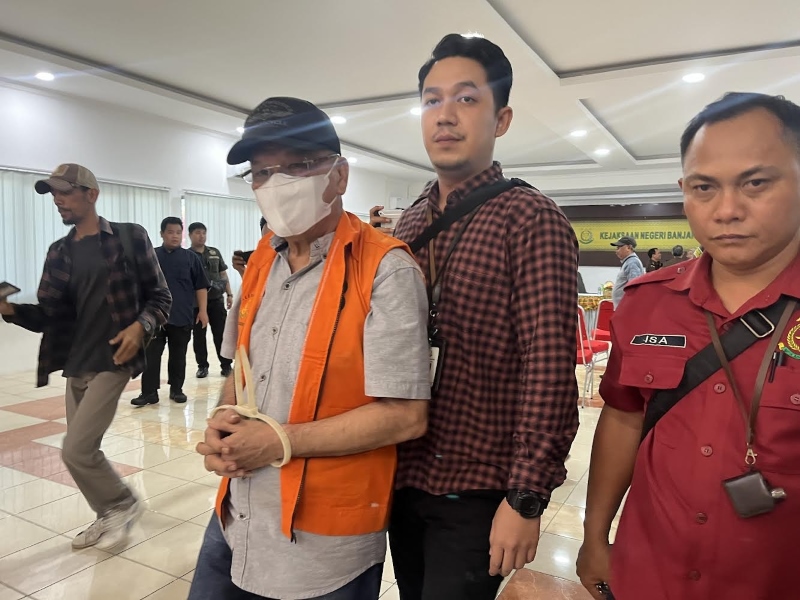 DITAHAN: Lian Silas, ayah dari gembong narkoba internasional Fredy Pratama alias Miming harus menjalani sidang perdana TPPU di Pengadilan Negeri Banjarmasin, Selasa (12/12).