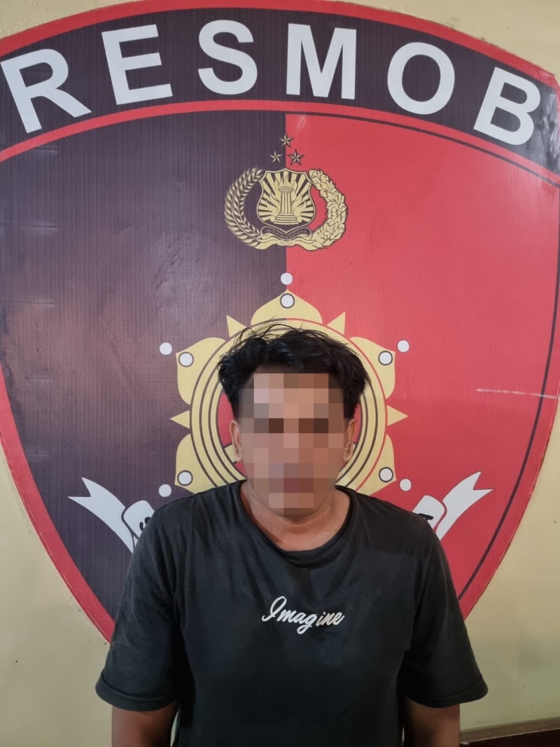 DIRINGKUS: AR (33) diringkus Unit Resmob Satreskrim Polres Tanah Bumbu usai diduga menganiaya AF (22), Ahad (10/12) malam. -