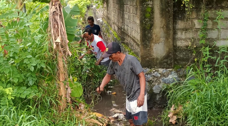 GOTON ROYONG : Untuk membasmi sarang nyamuk, Warga Kompleks Wella, Kelurahan Syamsudin Noor membersihkan lingkungannya secara bergotong royong, Minggu (10/12) tadi.