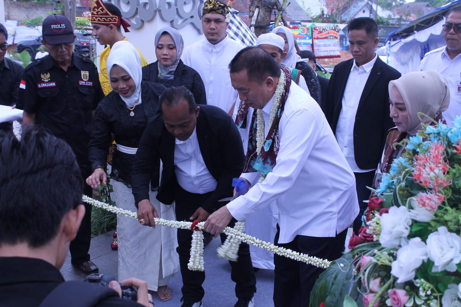GUNTING PITA: Wakil Gubernur Kalsel, H Muhidin didampingi Owner Namira Paradise Garden, H Hasan melakukan pengguntingan pita.