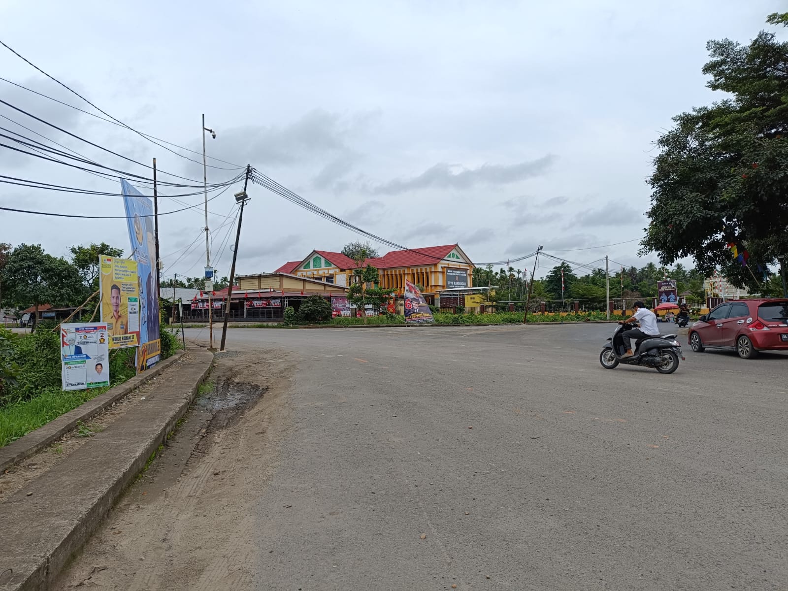 BERTEBARAN: APK peserta pemilu dipasang kawasan Bundaran Hamalau, Kabupaten HSS.(Foto Salahudin/Radar Banjarmasin)