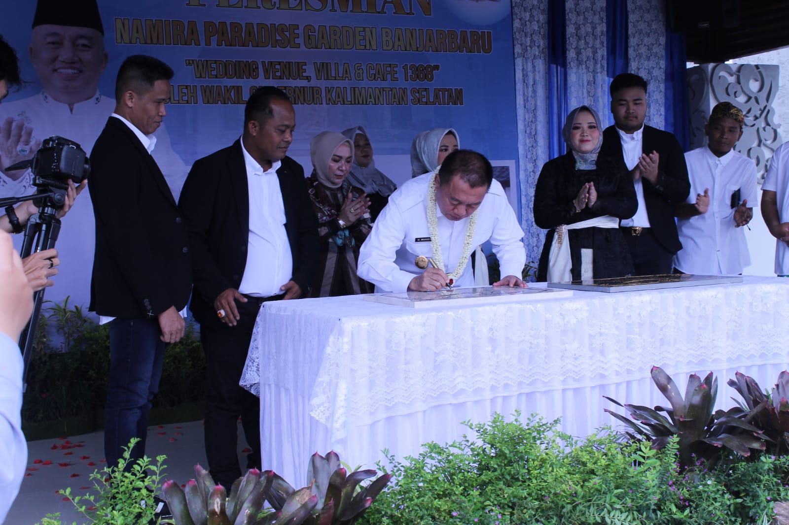 PRASASTI: Penandatanganan prasasti oleh Wakil Gubernur Kalsel, H Muhidin menandai peresmian Namira Paradise Garden.