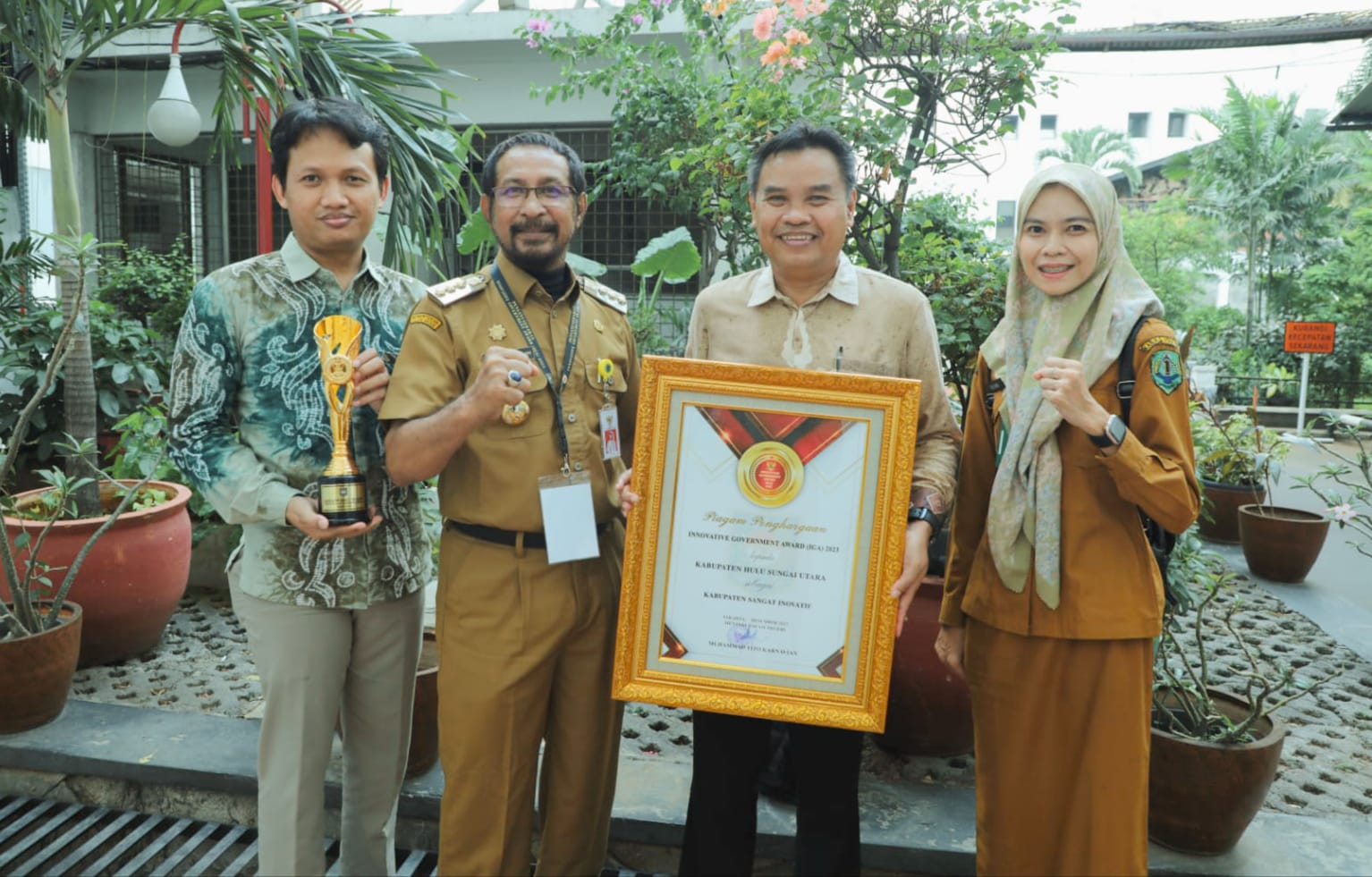 Pj Bupati HSU Zakly Asswan dan Kepala Bapelitbang HSU Haridi dan jajaran saat foto bersama usai kegiatan IGA Award 2023. (Foto: Pemkab HSU/Radar Banjarmasin)