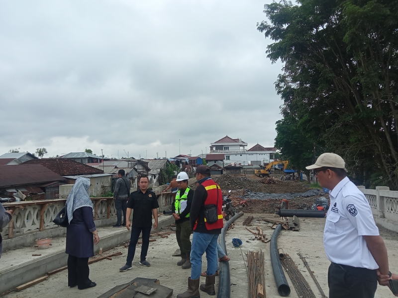 SIDAK: Komisi III DPRD Banjarmasin, di kawasan proyek Jembatan Al Inayah, Rabu (13/12) pagi.&nbsp;