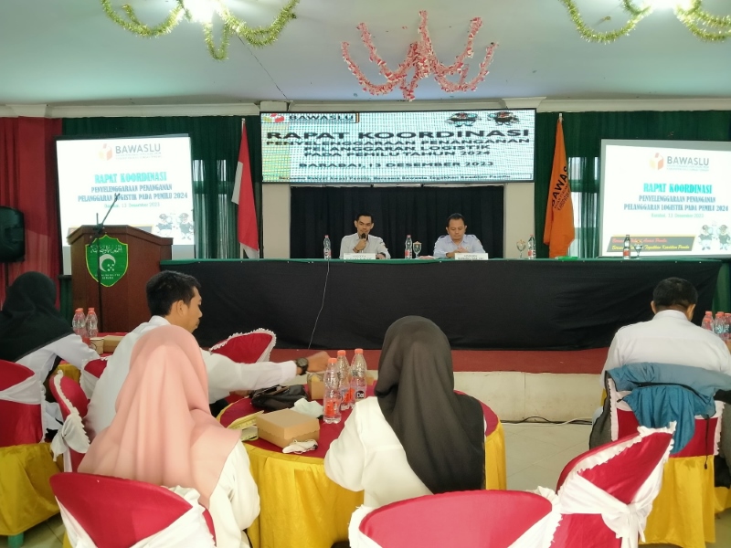 RAPAT KOORDINASI: Bawaslu HST membekali ketua Panwascam dan stafnya soal penanganan kerawanan pelanggaran logistik.