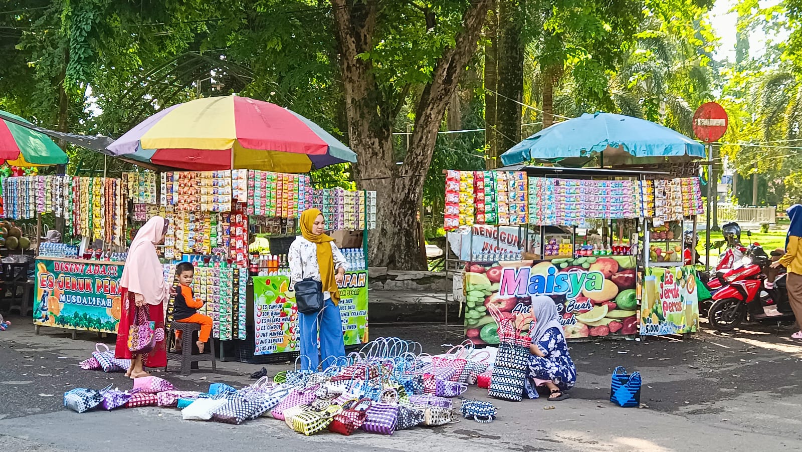 Pasar kerajinan yang cuma ada setiap Kamis dalam sepekan di Kota Amuntai, Kabupaten HSU. (Foto: M.Akbar/Radar Banjarmasin)