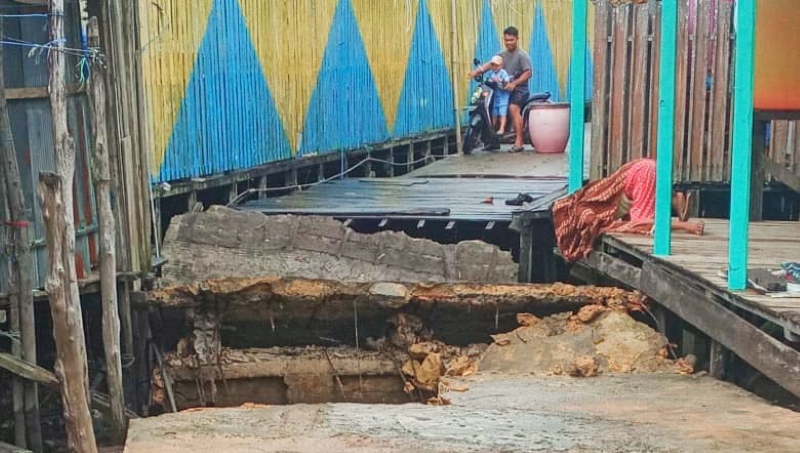AMBROL: Jalan titian di Desa Rampa kembali ambrol menyebabkan terganggunnya akses warga.