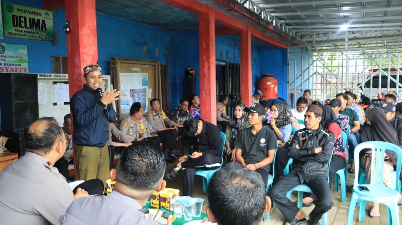DIALOG: Warga Desa Muara Baruh mengungkapkan beberapa masalah yang kerap terjadi di wilayahnya.