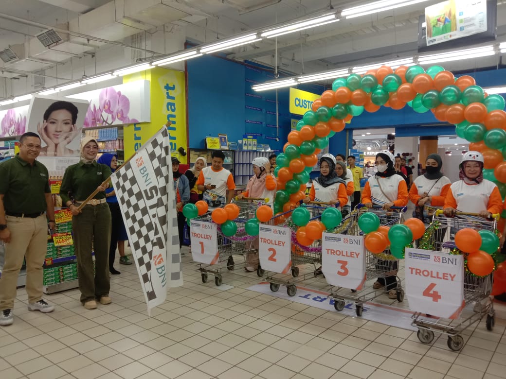 START: Area Head BNI Wilayah 09, Sari Anggraini dan Pemimpin Cabang BNI Banjarmasin, Novachristo J Silangen melepas peserta BNI Shopping Race 2023 di Hypermart Duta Mall Banjarmasin, Sabtu (16/12).