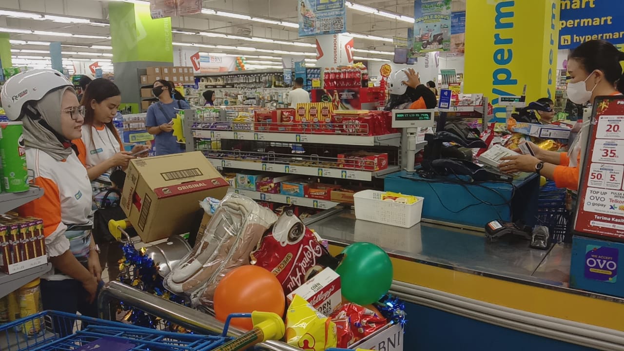 ANTUSIAS: Salah satu nasabah BNI yang menjadi peserta BNI Shopping Race 2023 di Hypermart Banjarmasin memborong aneka barang belanjaan.