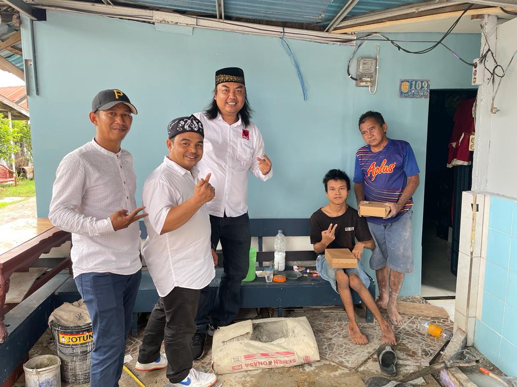 GRATIS: Aulia Abdi dan Muhammad Marzuki berikan makan siang gratis kepada masyarakat di Banjarmasin Selatan.