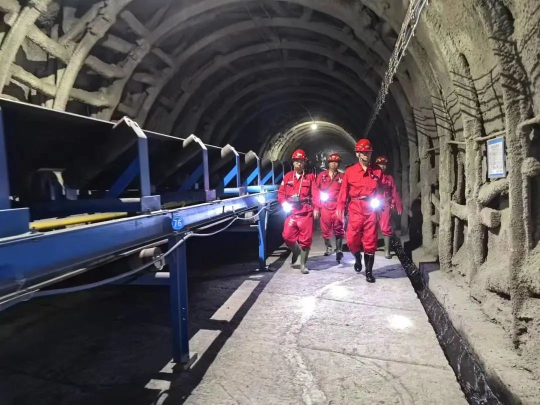 BAWAH TANAH: PT SDE mampu memproduksi 20 juta ton batubara per tahun untuk menyuplai kebutuhan energi nasional dan global.(foto: PT SDE/Radar Banjarmasin)