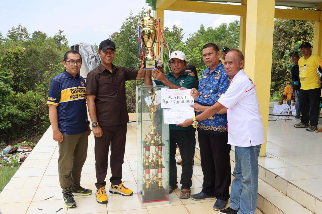 JUARA: Festival Turnamen Sepak Bola Paman Birin Cup ke II Tahun 2023 di wisata adat Pantai Batu Kembar, Desa Teluk Aru, Kecamatan Pulau Laut Kepulauan, Kabupaten Kotabaru
