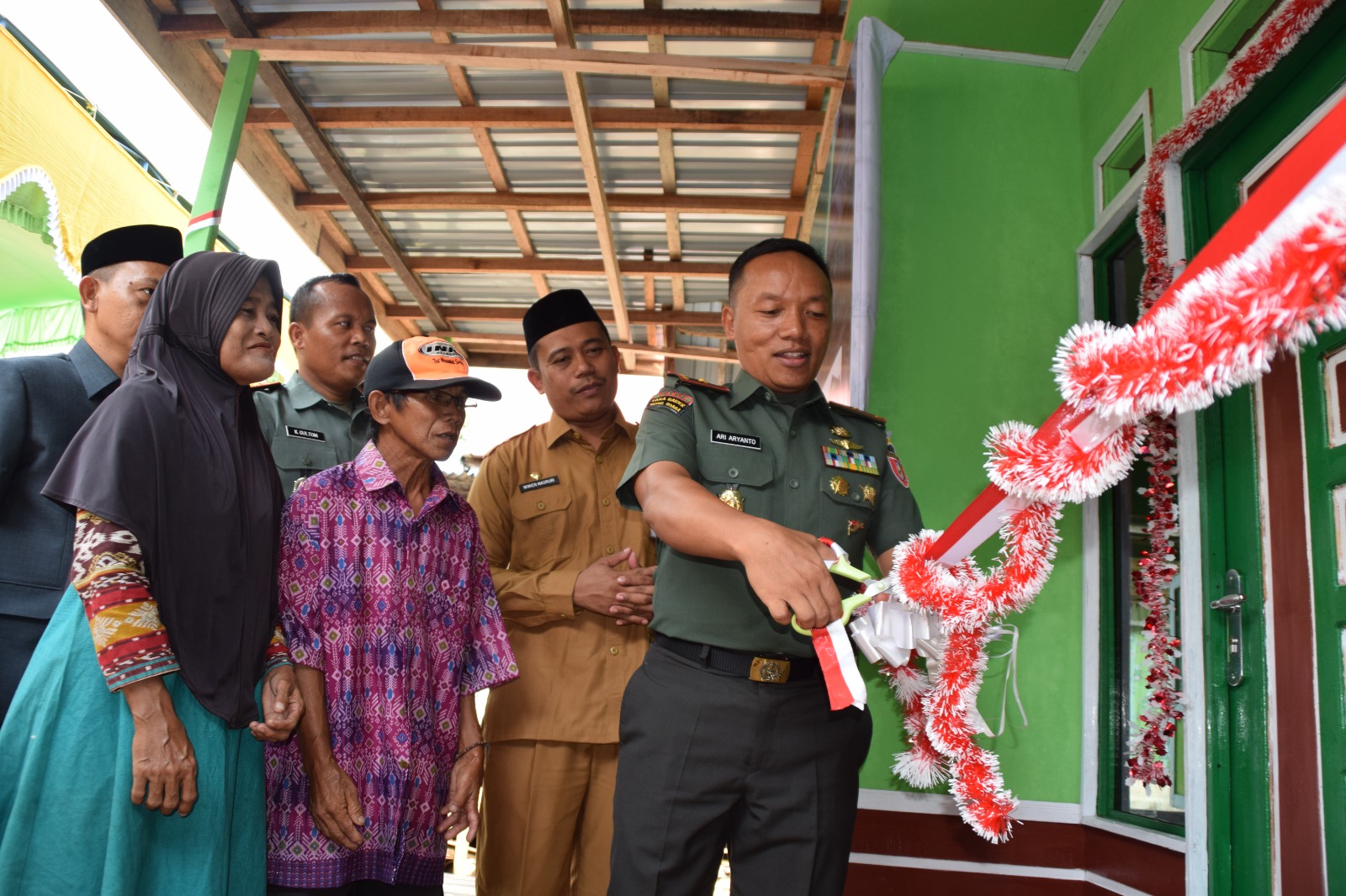 SELESAI DIBEDAH: Danrem 101/Antasari Brigjen TNI Ari Aryanto meresmikan rumah Bapak Hamid.