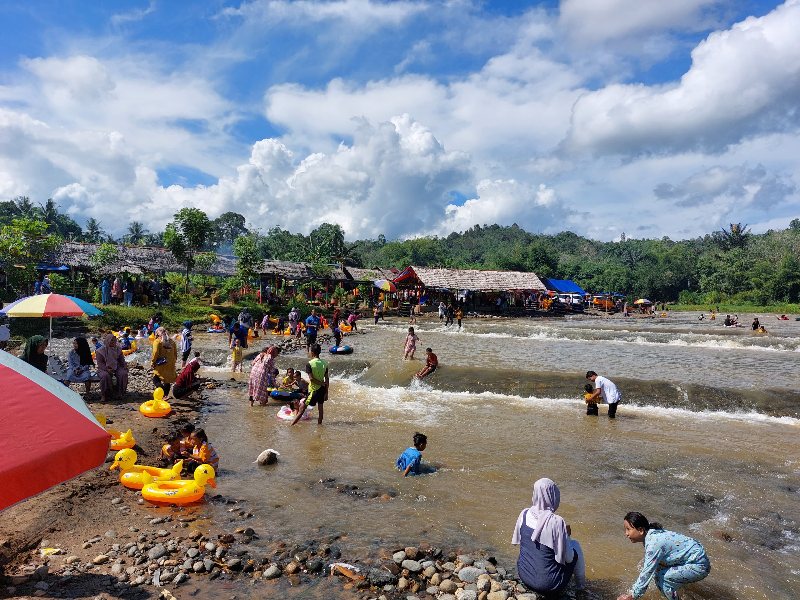 RAMAI: Suasana wisata Pulau Mas di Desa Baru, Kecamatan Batu Benawa akhir pekan. Foto ini diambil belum lama tadi. | FOTO: JAMALUDDIN/RADAR BANJARMASIN.