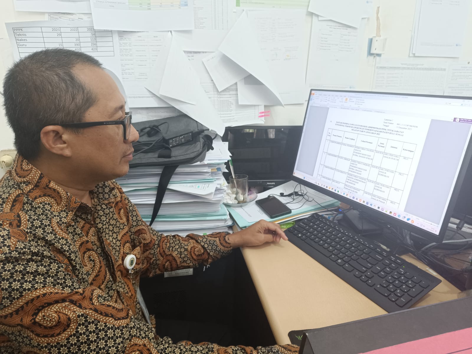 INFORMASI KEPEGAWAIAN: Admin pendaftaran PPPK BKPSDM Kabupaten HSS menunjukkan pengumuman yang lulus seleksi PPPK tenaga teknis dan kesehatan.(Foto Salahudin/Radar Banjarmasin)
