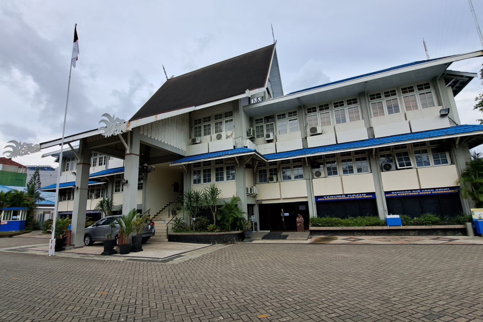 LAYANAN TUTUP: Kantor pusat PAM Bandarmasih, di Jalan Ahmad Yani, Kecamatan Banjarmasin Timur.