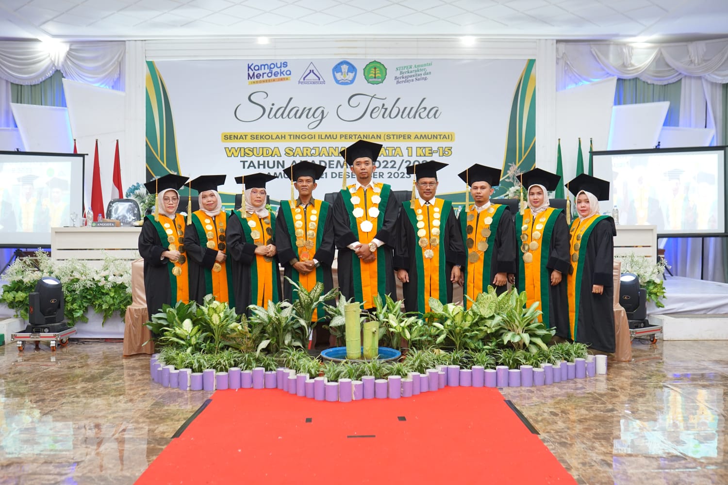 Foto bersama Senat STIPER Amuntai dalam kegiatan Wisuda di Gedung Aneka Guna, Kota Amuntai, Kamis (21/12).