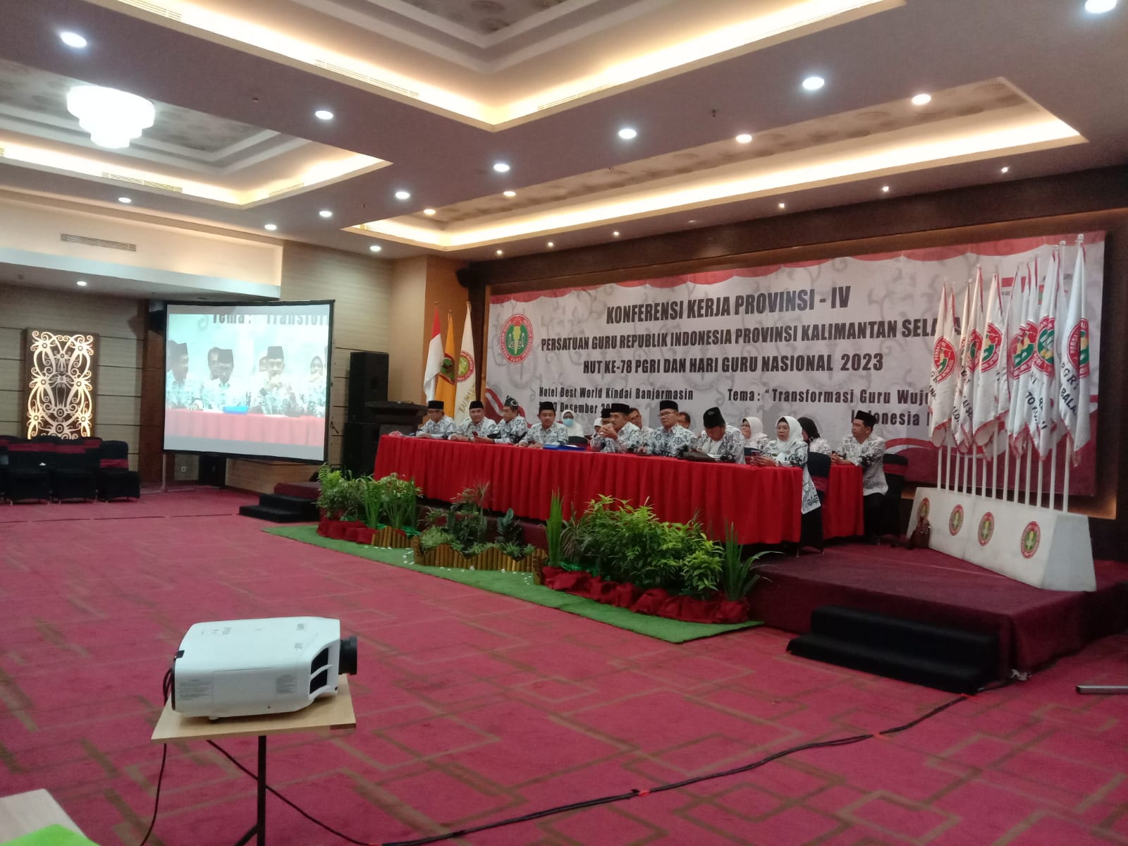 RAPAT PLENO: Konfeprov IV 2023 PGRI Kalsel membahas sejumlah program, terutama berkaitan dengan peningkatan kualitas pendidikan di Kalsel.