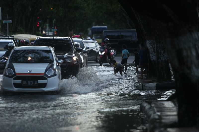 JADI SUNGAI: Drainase Jalan Lambung Mangkurat meluap usai diguyur hujan deras. Kawasan pusat kota ini memang langganan terendam.