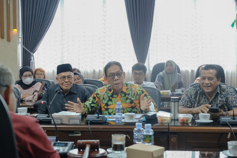 TAGIH HAK: Ratusan anggota Koperasi Subur Mandiri (KSM) mengadu ke DPRD Kalsel, karena belum pernah mendapatkan bagi hasil lahan plasma sawit PT Gawi Makmur Kalimantan (GMK) di Tanah Laut