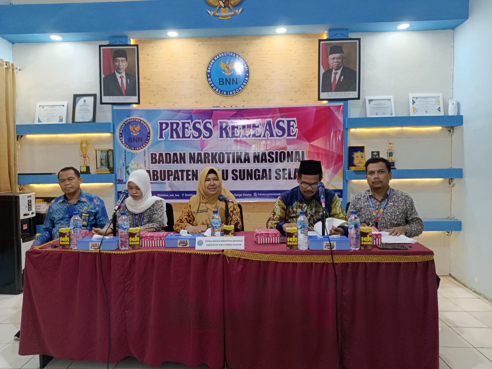 PRES RELAESE : Kepala BNNK HSS, Agus Winarti saat press release akhir tahun di kantor BNNK setempat.