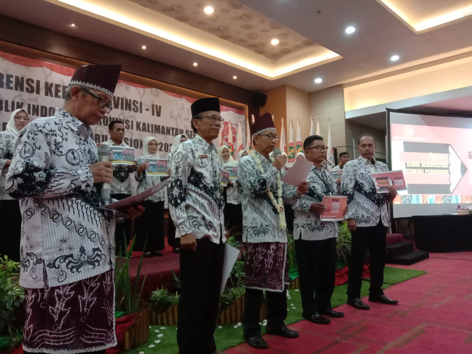 NYATAKAN SIKAP: PGRI Kalsel menyerukan Go Public Pendanaan Pendidikan saat Konferprov IV 2023 di BW Kindai Hotel Banjarmasin, Kamis (21/12).(foto: Fauzan Ridhani/Radar Banjarmasin)