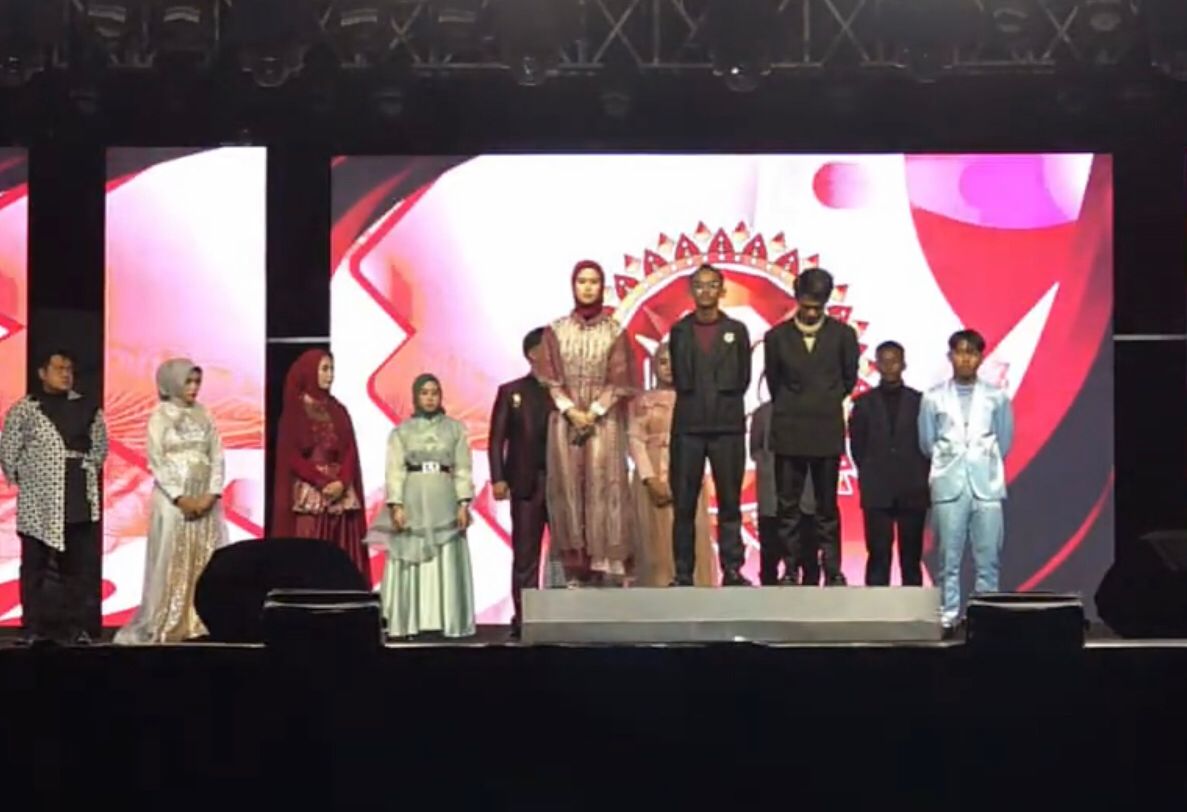 GRAND FINAL: Tiga penyanyi dangdut remaja terbaik yang akan bersaing di Grand Final LDA di Siring Laut, Kotabaru, Minggu (24/12) malam.