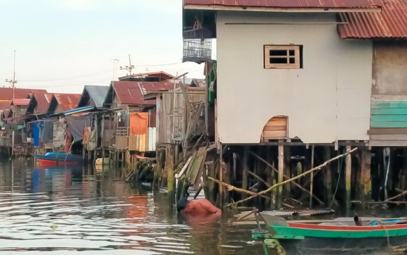 INSIDEN: Buritan rumah warga Alalak Utara yang rusak ditabrak kapal LCT ARSA, Jumat (22/12) sore.