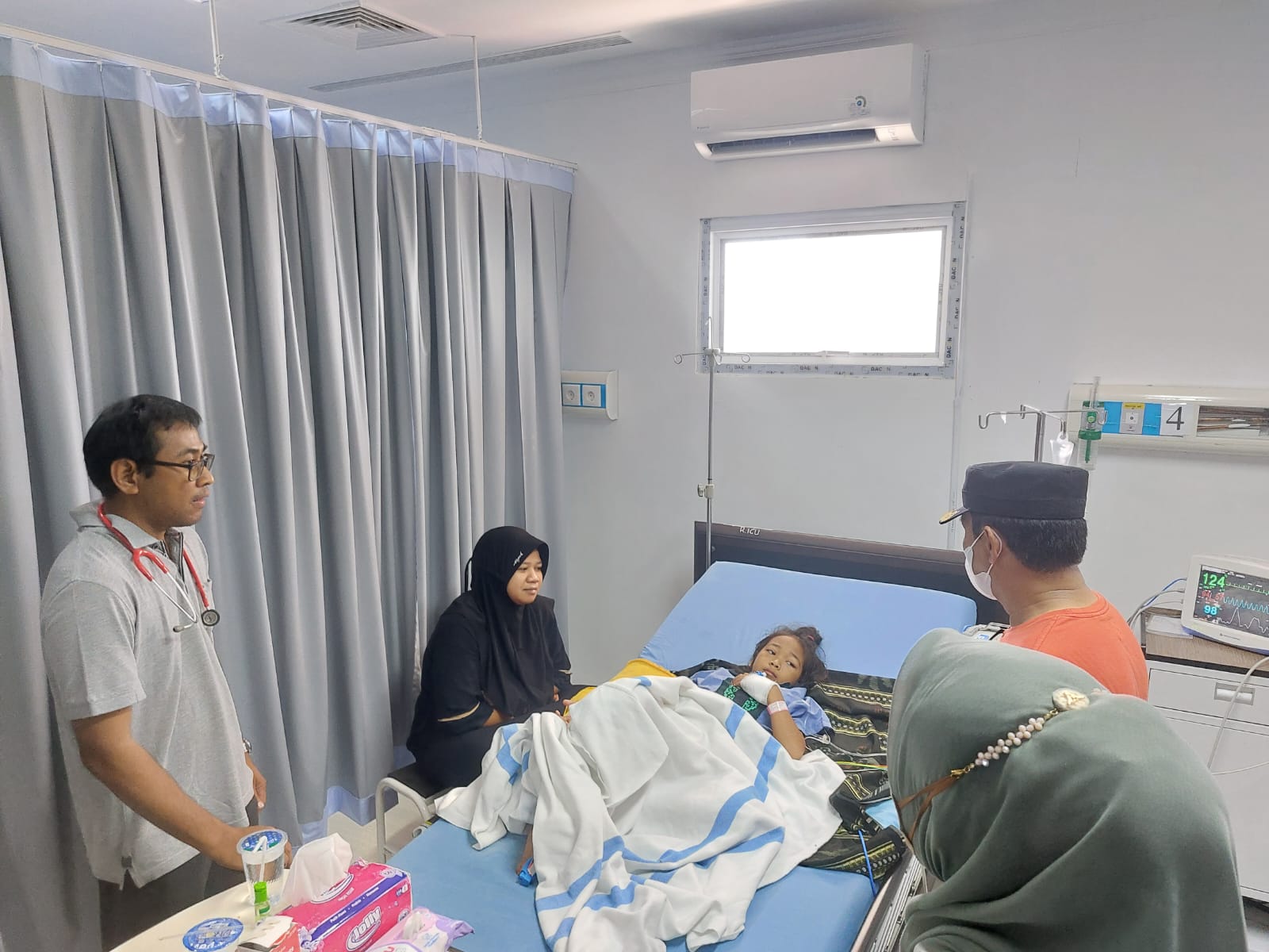 KUNJUNGAN: Pj Bupati Tala, Syamsir Rahman menjenguk salah satu pasien DBD yang dirawat di RSUD Hadji Boejasin.(foto: Norsalim Yahya/Radar Banjarmasin)
