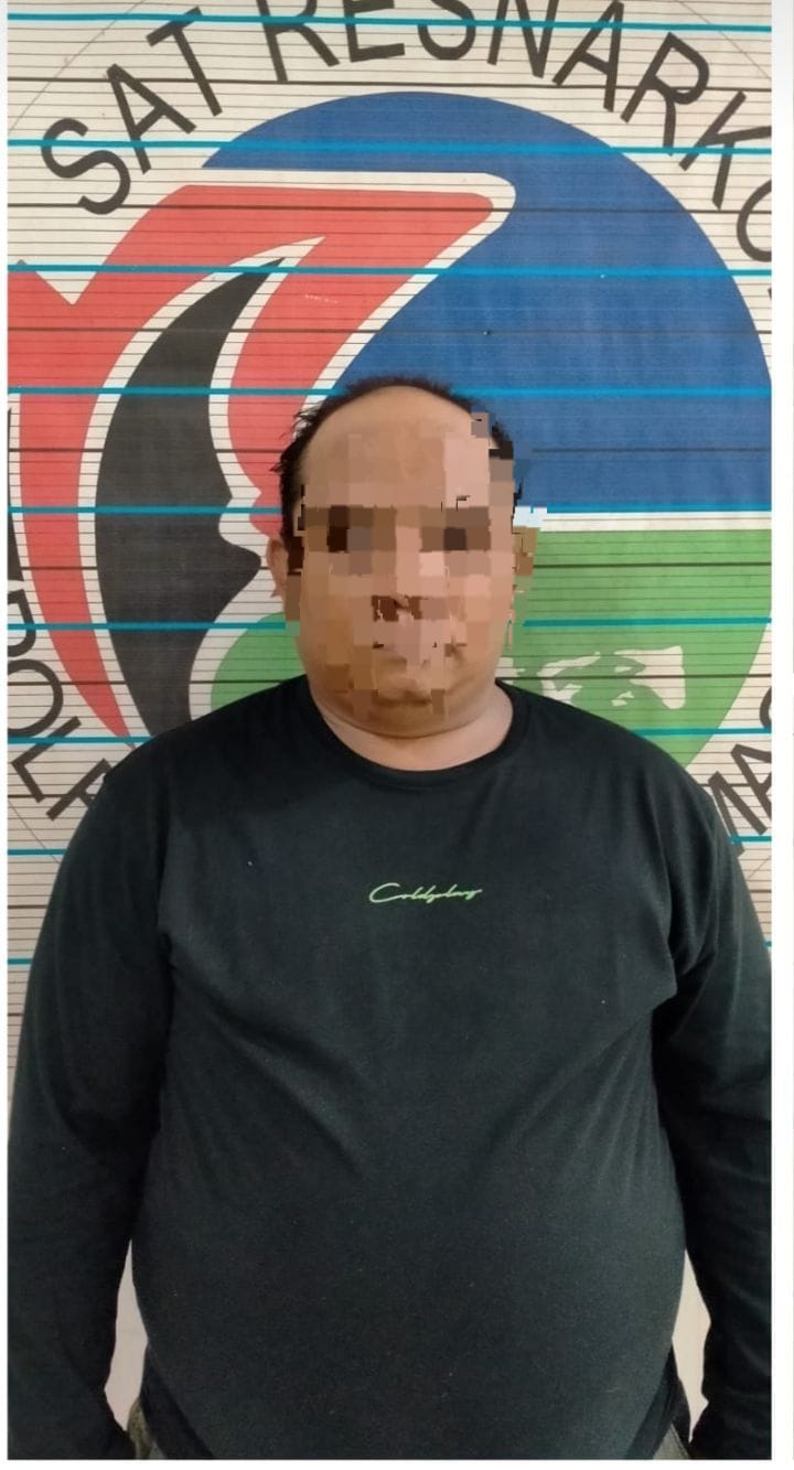 PELAKU: Zaini, warga Anjir, Kabupaten Batola ditangkap Satresnarkoba Polresta Banjarmasin karena edarkan sabu.(foto: Maulana/Radar Banjarmasin)