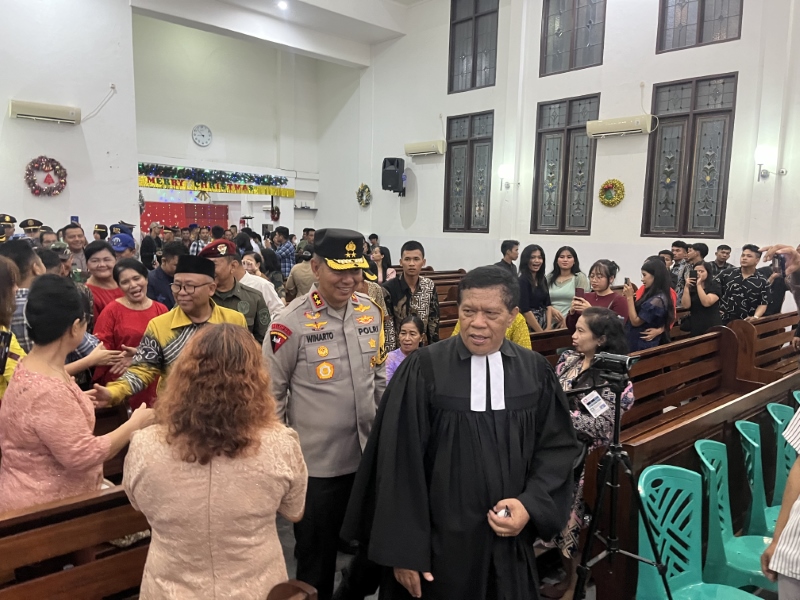 AMANKAN: Kapolda Kalsel Irjen Pol Winarto bersama Forkopimda Kalsel mengecek keamanan gereja tadi malam.