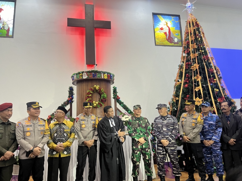 AMANKAN: Kapolda Kalsel Irjen Pol Winarto bersama Forkopimda Kalsel mengecek keamanan gereja tadi malam.