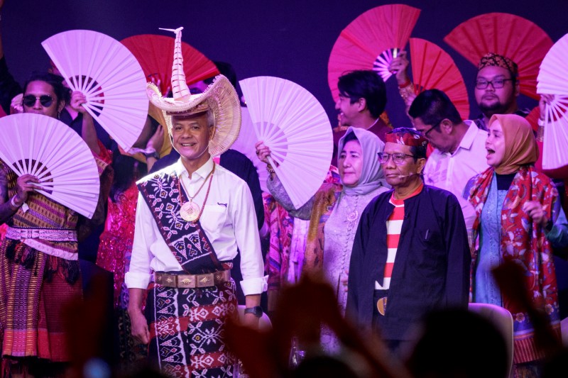 BAJU ADAT: Pasangan Ganjar Pranowo dan Mahfud MD hendak dihadirkan dalam kampanye pilpres di kampus Universitas Lambung Mangkurat.