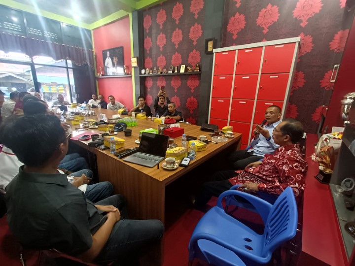 TERBAIK: Atlet Sambo Tapin yang berhasil meraih prestasi berfoto bersama. Dalam Kejurprov Series III ini Tapin keluar sebagai juara umum.