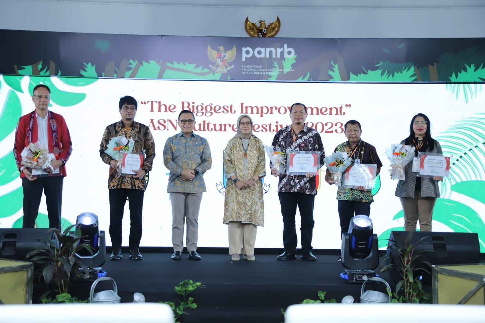 PRESTASI: Gubernur Kalsel Sahbirin Noor atau Paman Birin menerima penghargaan dari Kementerian PAN-RB melalui Kepala Biro Organisasi Sekdaprov Kalsel Galuh Tantri Narindra