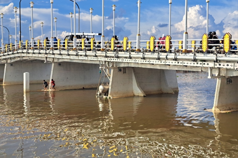 BOCAH KOLONG: Jembatan Pasar Lama dipotret Selasa (26/12) siang.