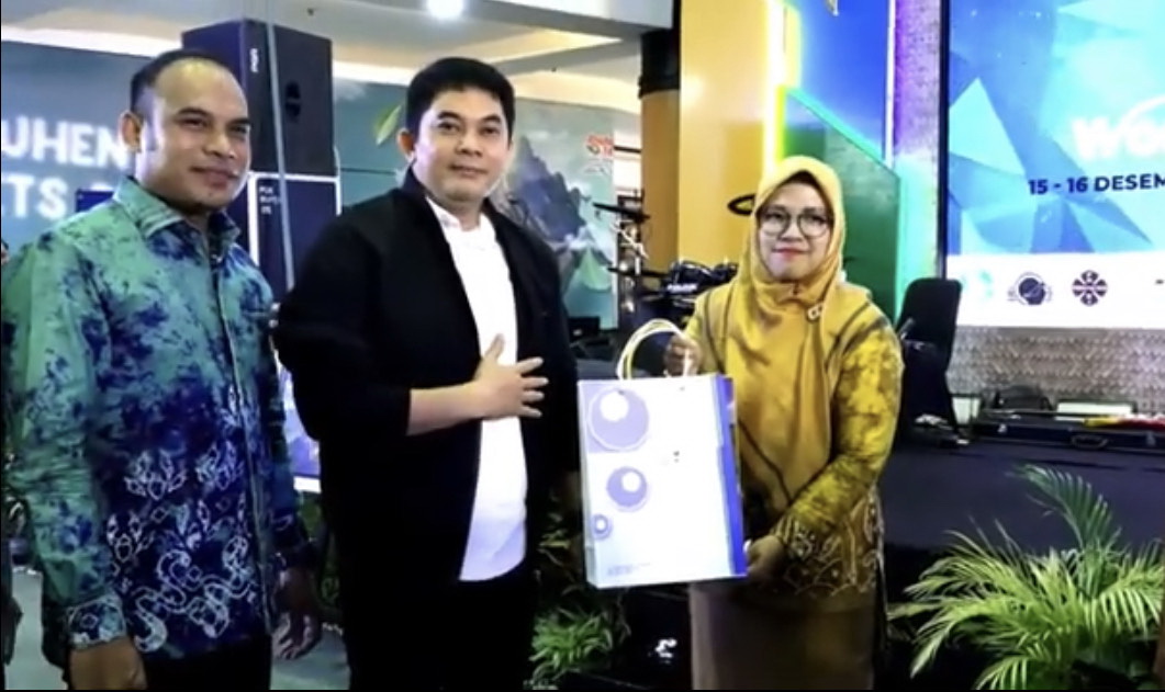 SENANG: Didampingi Ketua DPRD Kotabaru, Wabup Andi Rudi Latif memberikan cendera mata ke penonton yang hadir pameran wisata Kotabaru di Duta Mall, Banjarmasin.